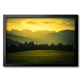 Obraz w ramie Malowniczy krajobraz górski z złocistych barwach
