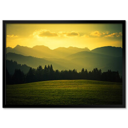 Plakat w ramie Malowniczy krajobraz górski z złocistych barwach