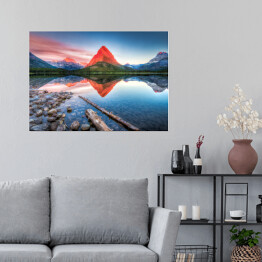 Plakat samoprzylepny Czerwona góra i jej lustrzane odbicie w jeziorze - widok z brzegu usłanego kamieniami