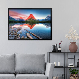 Obraz w ramie Czerwona góra i jej lustrzane odbicie w jeziorze - widok z brzegu usłanego kamieniami