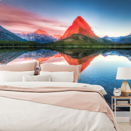 Fototapeta samoprzylepna Czerwona góra i jej lustrzane odbicie w jeziorze - widok z brzegu usłanego kamieniami