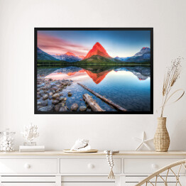 Obraz w ramie Czerwona góra i jej lustrzane odbicie w jeziorze - widok z brzegu usłanego kamieniami