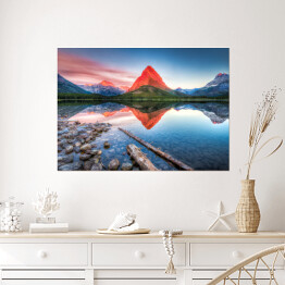 Plakat samoprzylepny Czerwona góra i jej lustrzane odbicie w jeziorze - widok z brzegu usłanego kamieniami