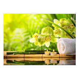Plakat samoprzylepny Jasna orchidea, biały ręcznik i świece na wiosennym tle