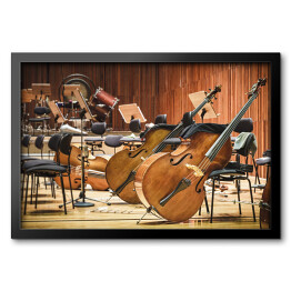 Obraz w ramie Instrumenty muzyczne - wiolonczele na scenie