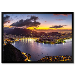 Plakat w ramie Panoramiczny widok na Rio de Janeiro późnym wieczorem