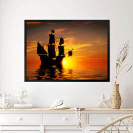 Obraz w ramie Stary piracki statek na tle złocistego zachodu słońca
