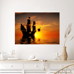 Plakat Stary piracki statek na tle złocistego zachodu słońca
