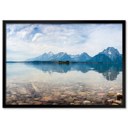 Plakat w ramie Park Narodowy Grand Teton - kamienisty brzeg jeziora i wysokie góry w tle