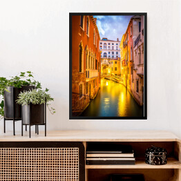 Obraz w ramie Wąski kanał nocą w Wenecji