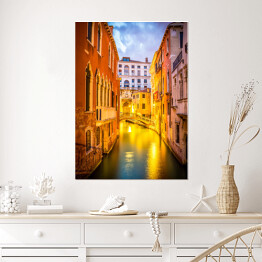 Plakat samoprzylepny Wąski kanał nocą w Wenecji