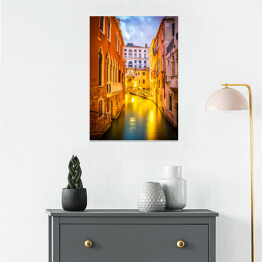 Plakat samoprzylepny Wąski kanał nocą w Wenecji