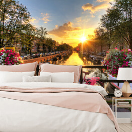 Fototapeta Most z rowerami i kwiatami na tle pięknego wschodu słońca, Amsterdam, Holandia
