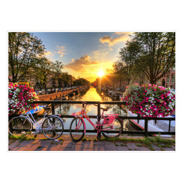 Plakat samoprzylepny Most z rowerami i kwiatami na tle pięknego wschodu słońca, Amsterdam, Holandia