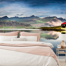 Fototapeta winylowa zmywalna Mały dom na brzegu rzeki, Islandia