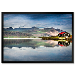 Plakat w ramie Mały dom na brzegu rzeki, Islandia