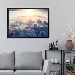 Obraz w ramie Pierzaste chmury oświetlone pierwszymi promieniami słońca