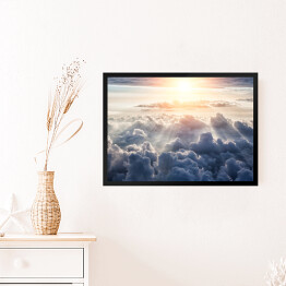 Obraz w ramie Pierzaste chmury oświetlone pierwszymi promieniami słońca
