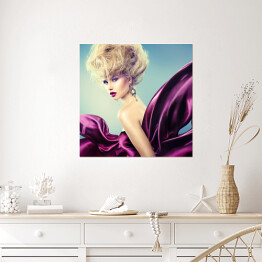 Plakat samoprzylepny Kobieta z wysoko upiętymi włosami w purpurowej sukni