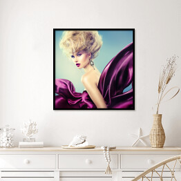 Plakat w ramie Kobieta z wysoko upiętymi włosami w purpurowej sukni