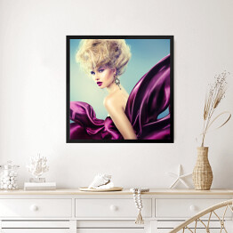 Obraz w ramie Kobieta z wysoko upiętymi włosami w purpurowej sukni