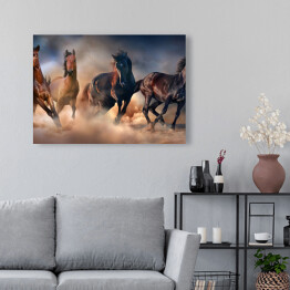 Obraz na płótnie Konie w pustynnej burzy piaskowej na tle dramatycznego nieba