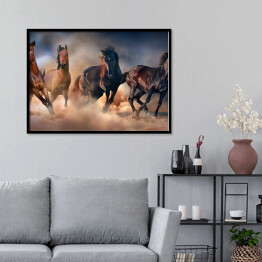 Plakat w ramie Konie w pustynnej burzy piaskowej na tle dramatycznego nieba