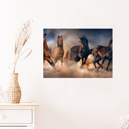 Plakat Konie w pustynnej burzy piaskowej na tle dramatycznego nieba