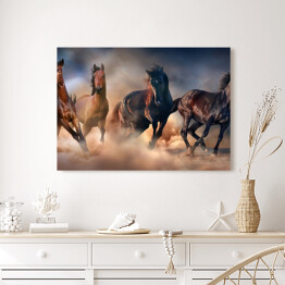 Obraz na płótnie Konie w pustynnej burzy piaskowej na tle dramatycznego nieba