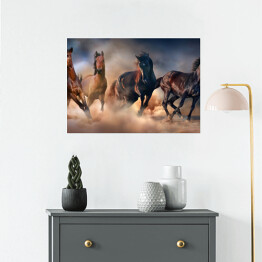 Plakat Konie w pustynnej burzy piaskowej na tle dramatycznego nieba