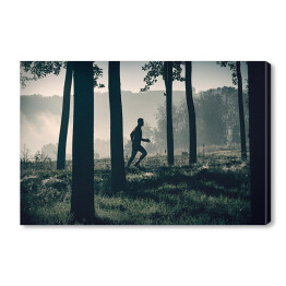 Mężczyzna biegnący ścieżką w lesie