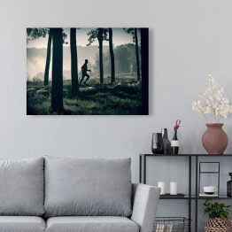 Obraz na płótnie Mężczyzna biegnący ścieżką w lesie