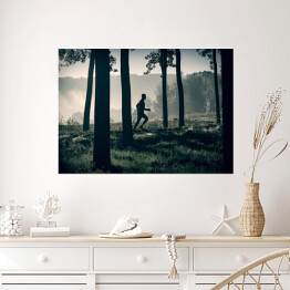 Plakat Mężczyzna biegnący ścieżką w lesie