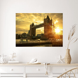 Plakat samoprzylepny Tower Bridge w blasku słońca na tle zachmurzonego nieba - Londyn