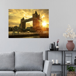 Plakat Tower Bridge w blasku słońca na tle zachmurzonego nieba - Londyn
