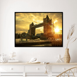 Plakat w ramie Tower Bridge w blasku słońca na tle zachmurzonego nieba - Londyn