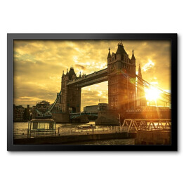 Obraz w ramie Tower Bridge w blasku słońca na tle zachmurzonego nieba - Londyn