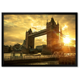 Plakat w ramie Tower Bridge w blasku słońca na tle zachmurzonego nieba - Londyn