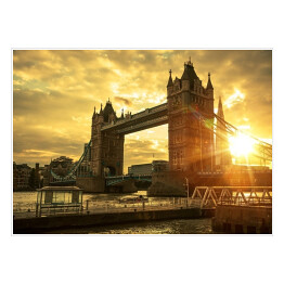 Tower Bridge w blasku słońca na tle zachmurzonego nieba - Londyn
