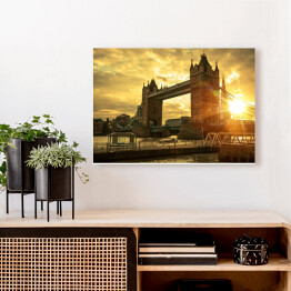 Obraz na płótnie Tower Bridge w blasku słońca na tle zachmurzonego nieba - Londyn