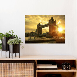 Plakat samoprzylepny Tower Bridge w blasku słońca na tle zachmurzonego nieba - Londyn