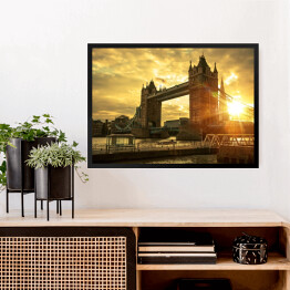 Obraz w ramie Tower Bridge w blasku słońca na tle zachmurzonego nieba - Londyn