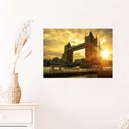 Plakat Tower Bridge w blasku słońca na tle zachmurzonego nieba - Londyn