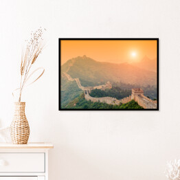 Plakat w ramie Wielki Mur oświetlony światłem słonecznym podczas zmierzchu, Chiny