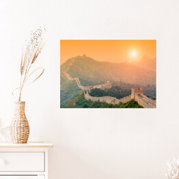 Plakat samoprzylepny Wielki Mur oświetlony światłem słonecznym podczas zmierzchu, Chiny