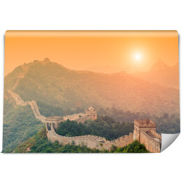 Fototapeta Wielki Mur oświetlony światłem słonecznym podczas zmierzchu, Chiny