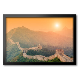 Obraz w ramie Wielki Mur oświetlony światłem słonecznym podczas zmierzchu, Chiny