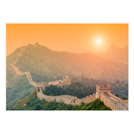 Plakat samoprzylepny Wielki Mur oświetlony światłem słonecznym podczas zmierzchu, Chiny