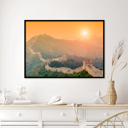 Plakat w ramie Wielki Mur oświetlony światłem słonecznym podczas zmierzchu, Chiny