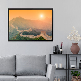 Obraz w ramie Wielki Mur oświetlony światłem słonecznym podczas zmierzchu, Chiny